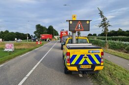 Auto tegen tractor gereden in Barsingerhorn, bestuurder gewond en aangehouden