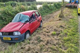 Auto tegen tractor gereden in Barsingerhorn, bestuurder gewond en aangehouden