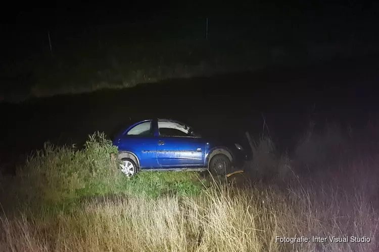 Auto belandt in sloot in Burgerbrug