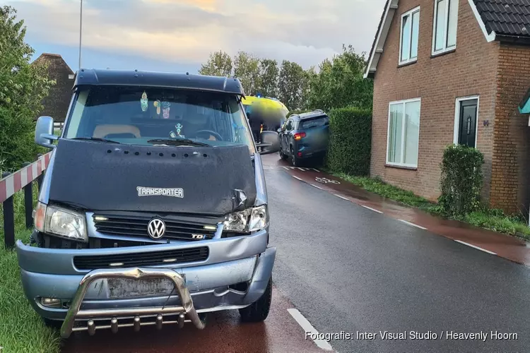 Auto belandt in heg na botsing in Schagerbrug