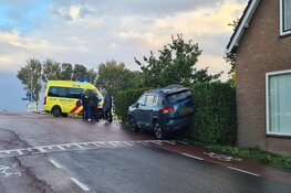 Auto belandt in heg na botsing in Schagerbrug