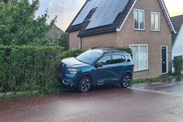 Auto belandt in heg na botsing in Schagerbrug