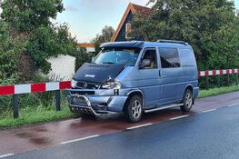 Auto belandt in heg na botsing in Schagerbrug