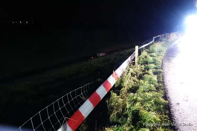 Auto rijdt van dijk en eindigt in sloot in Burgerbrug