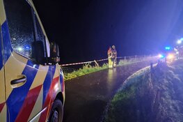 Auto rijdt van dijk en eindigt in sloot in Burgerbrug
