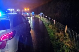 Auto rijdt van dijk en eindigt in sloot in Burgerbrug