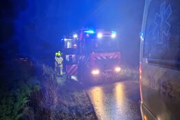 Auto rijdt van dijk en eindigt in sloot in Burgerbrug