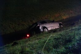 Auto rijdt van dijk en eindigt in sloot in Burgerbrug