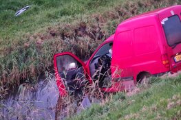 Bestelbus van dijk afgereden in Schagen