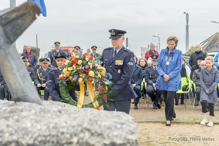 Indrukwekkende herdenking bij oorlogsmonument Petten
