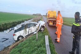 Auto op de kop in de sloot in Callantsoog, bestuurder ongedeerd