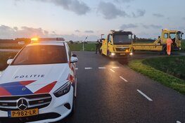 Auto op de kop in de sloot in Callantsoog, bestuurder ongedeerd