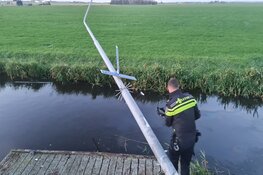 Auto op de kop in de sloot in Callantsoog, bestuurder ongedeerd