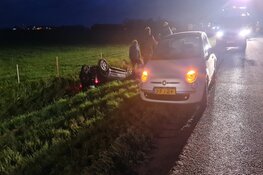 Auto op de kop in sloot in Winkel, bestuurster gewond