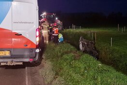 Auto op de kop in sloot in Winkel, bestuurster gewond
