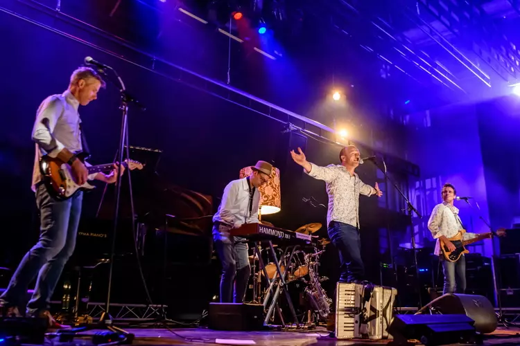 Optreden van de band Vaart in het Cultuurkerkje Oudesluis