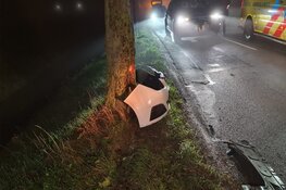 Auto vliegt uit de bocht in Waarland