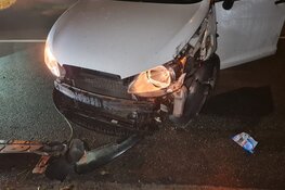 Auto vliegt uit de bocht in Waarland