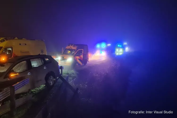 Auto te water in Oudesluis, meerdere gewonden na aanrijding