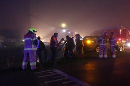 Auto te water in Oudesluis, meerdere gewonden na aanrijding