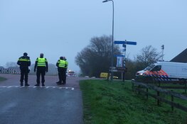 Auto te water in Oudesluis, meerdere gewonden na aanrijding