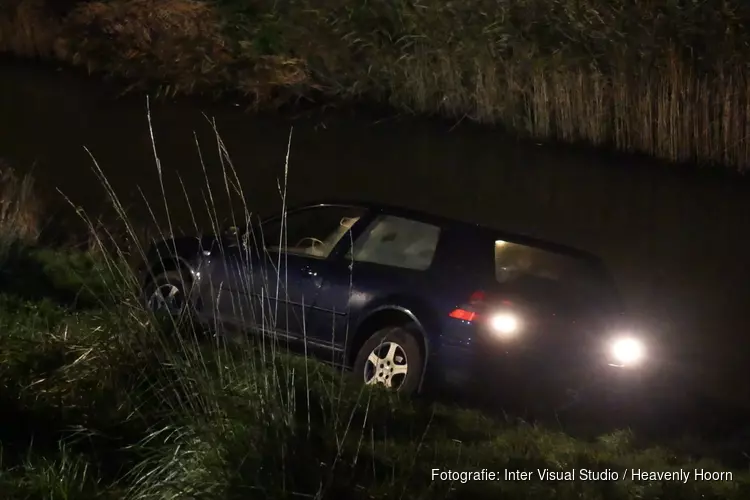 Auto rijdt van dijk, bestuurder aangehouden