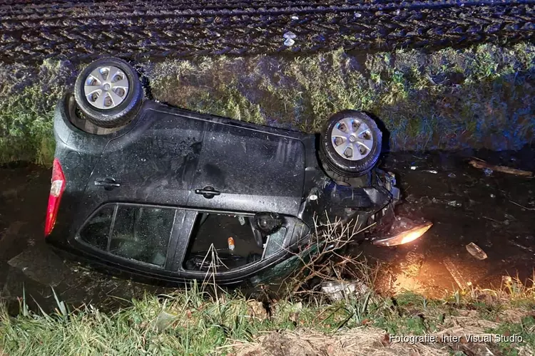 Automobilist uit de bocht gevlogen in ijskoude sloot in Waarland