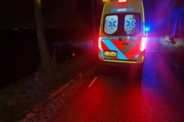 Automobilist uit de bocht gevlogen in ijskoude sloot in Waarland