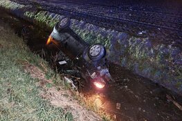 Automobilist uit de bocht gevlogen in ijskoude sloot in Waarland