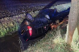 Automobilist uit de bocht gevlogen in ijskoude sloot in Waarland