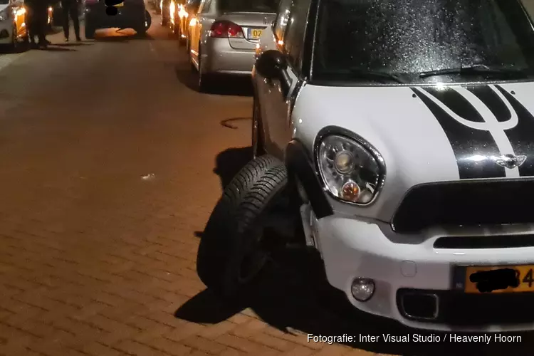 Automobilist ramt geparkeerde auto&#39;s en wordt aangehouden