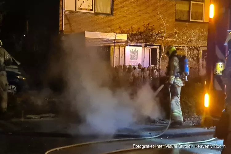 Brandweer blust afval in Schagen