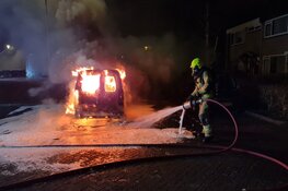Drie auto's door brand verwoest in Schagen; politie gaat uit van brandstichting