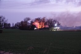 Grote brand aan Wadweg in Barsingerhorn, rook in wijde omgeving te zien