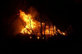 Grote brand aan Wadweg in Barsingerhorn, rook in wijde omgeving te zien