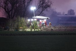 Grote brand aan Wadweg in Barsingerhorn, rook in wijde omgeving te zien