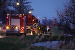 Grote brand aan Wadweg in Barsingerhorn, rook in wijde omgeving te zien