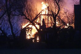 Grote brand aan Wadweg in Barsingerhorn, rook in wijde omgeving te zien