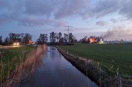 Grote brand aan Wadweg in Barsingerhorn, rook in wijde omgeving te zien