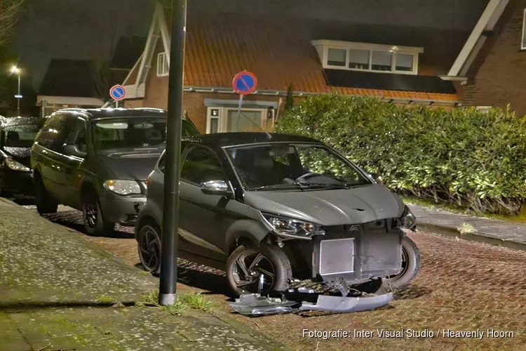 Brommobiel knalt op paal, bestuurster aangehouden