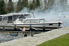 Plezierjacht vliegt in brand tijdens werkzaamheden in Nieuwe Niedorp