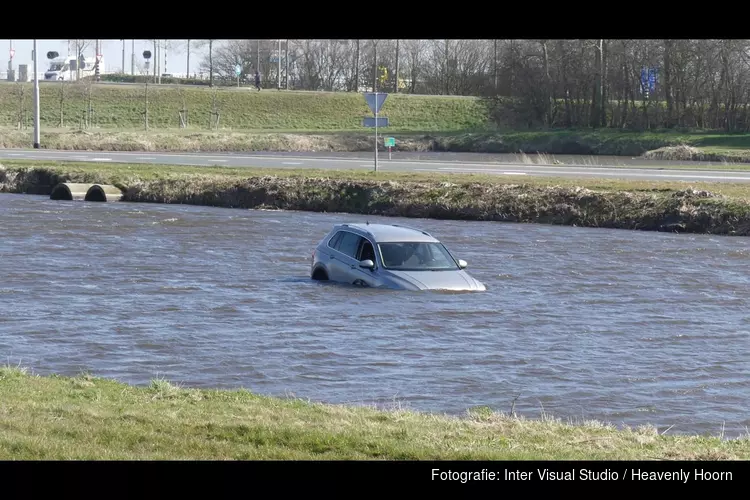 Auto te water langs N9 bij Schagen
