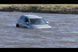 Auto te water langs N9 bij Schagen