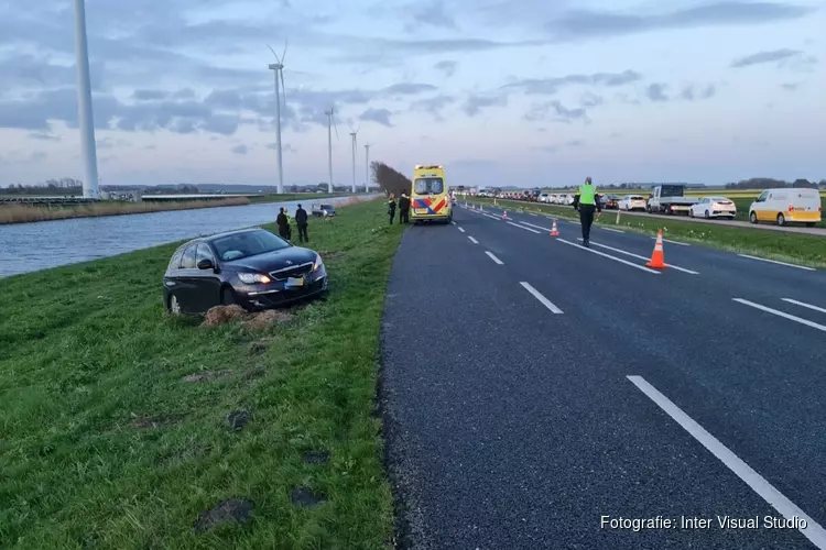 Auto bijna te water na botsing bij Burgerbrug