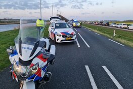 Auto bijna te water na botsing bij Burgerbrug
