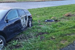 Auto bijna te water na botsing bij Burgerbrug