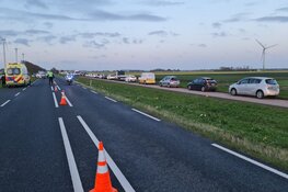 Auto bijna te water na botsing bij Burgerbrug