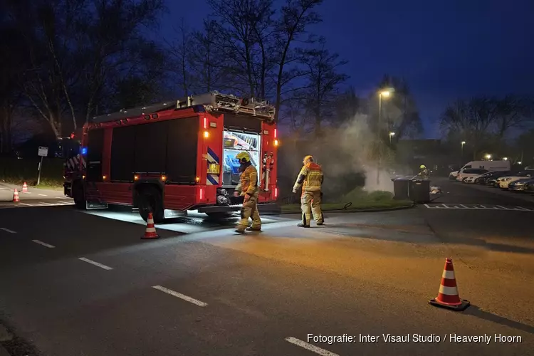 Brandweer blust enkele papiercontainers