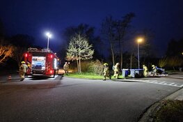 Brandweer blust enkele papiercontainers