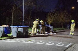 Brandweer blust enkele papiercontainers